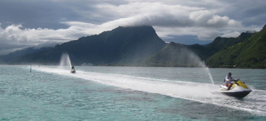 Things to see and do in Tahiti: jet skiing around Moorea