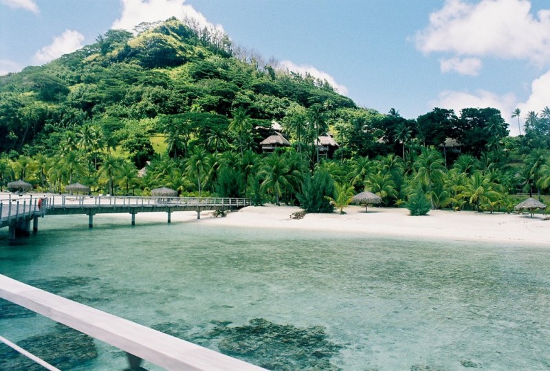 Which island should we choose to visit in Tahiti