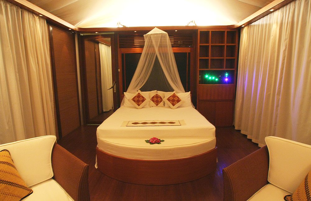 Bure Bedroom - Fiji Orchid.