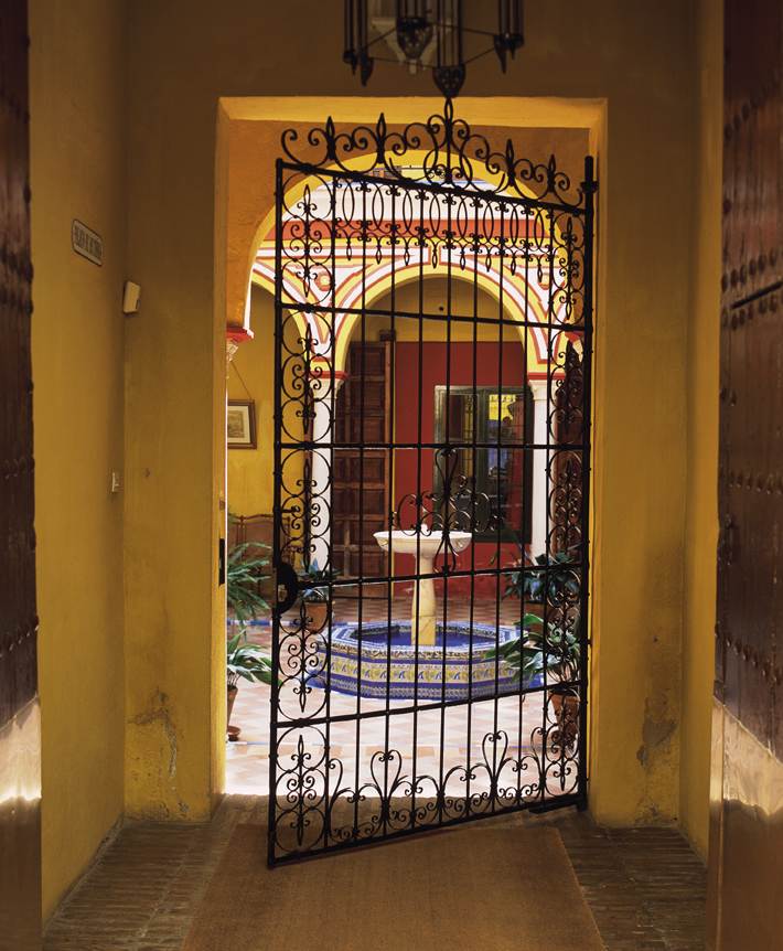 Iron gate hotel suites hotel logo. ворота гостиницы по бокам которых. ворота гостиницы по бокам которых. Iron gate hotel suites hotel logo. ворота гостиницы по бокам которых.