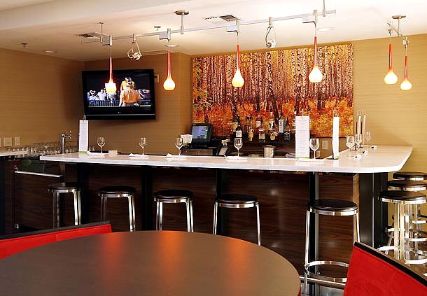 Breakfast and Bar - Courtyard by Marriott.