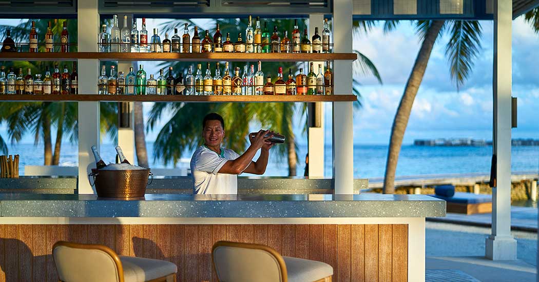 Long Bar - Raffles Maldives Meradhoo.
