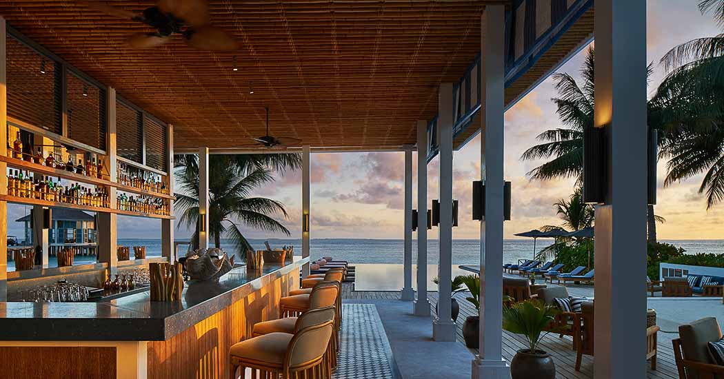 Long Bar - Raffles Maldives Meradhoo.