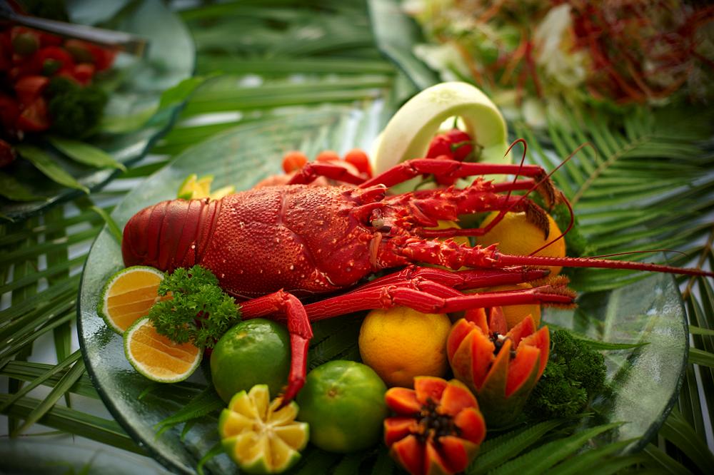 экзотическая кухня. таиландский лангустин. экзотическая кухня. стол с морепродуктами. экзотические блюда.