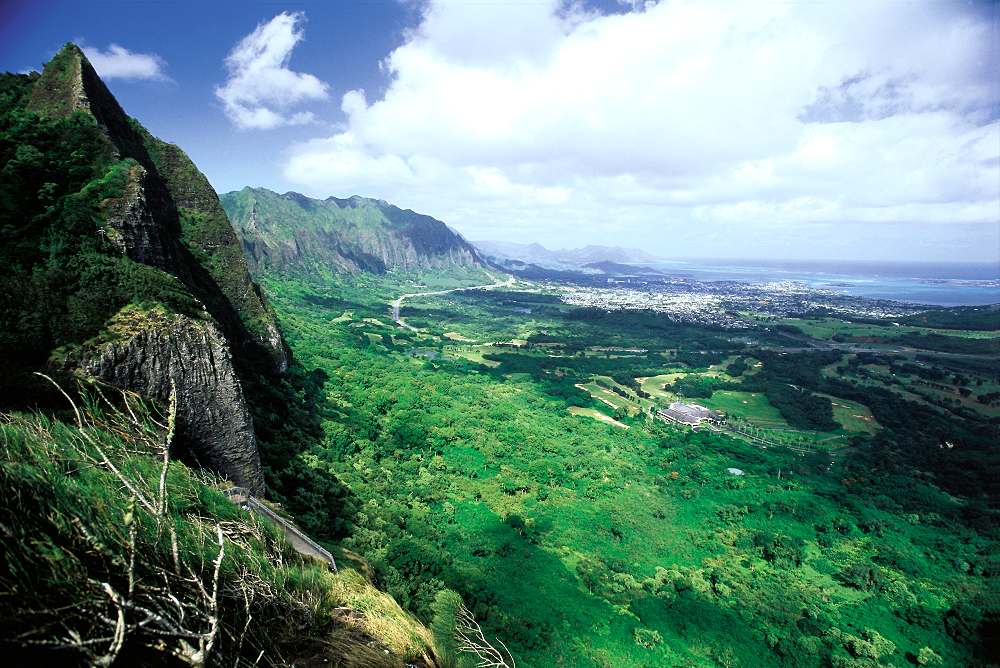 Nuuanu Pali Lookout - Nuuanu Pali Lookout. Copyright Hawaii Tourism Authority (HTA) / Chuck Painter.