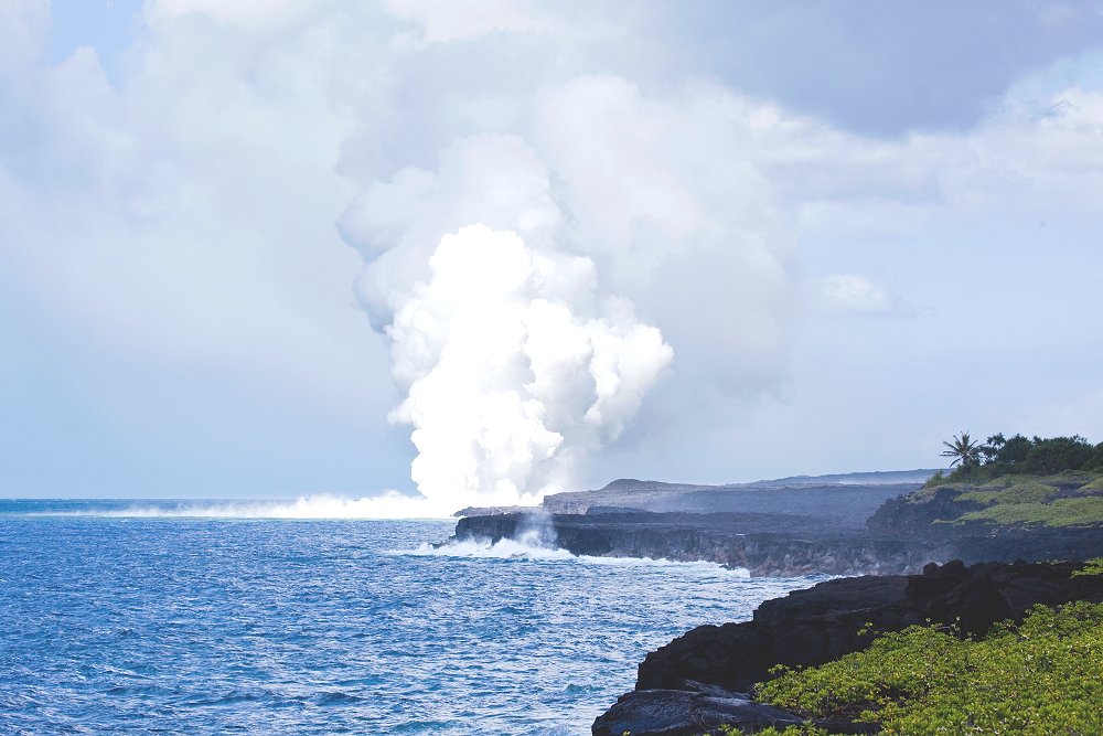 Steam plume at the Puu Oo Vent - Volcanoes National Park. Copyright Hawaii Tourism Authority (HTA) / Tor Johnson.